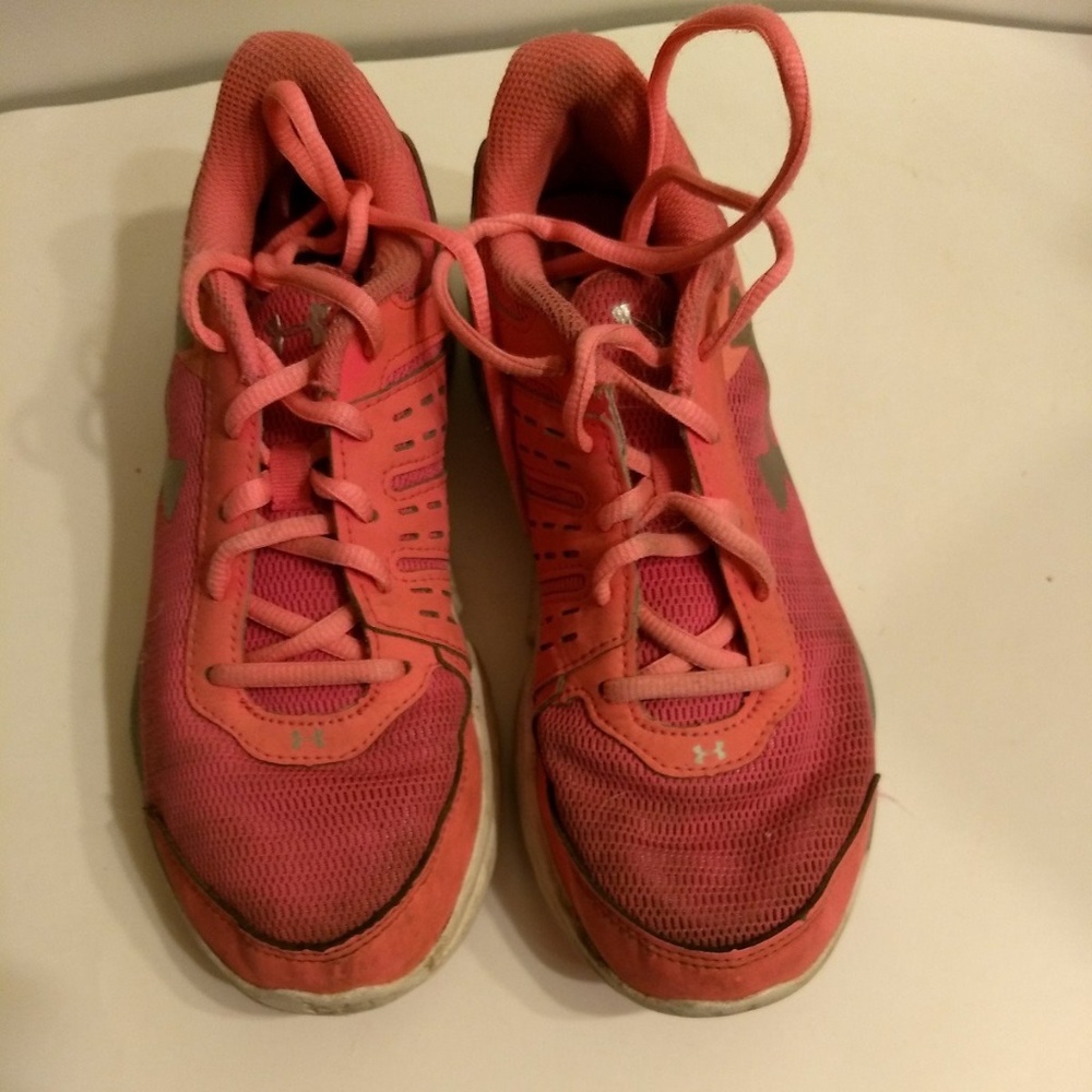 Under Armour Girls Tennis Shoe Sneakers. Pre-Owned